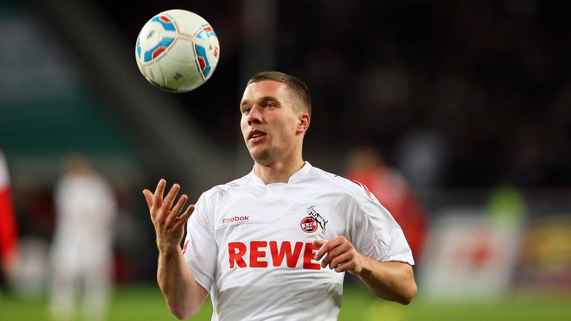 经典传承:传奇球星的球场故事与现代影响,球星传记